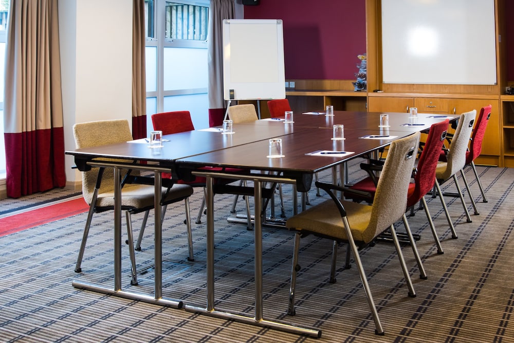 holiday inn express swindon west by ihg