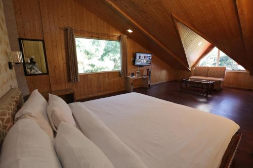kvr clarks inn kufri