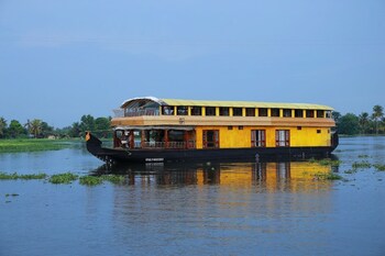 coco houseboat
