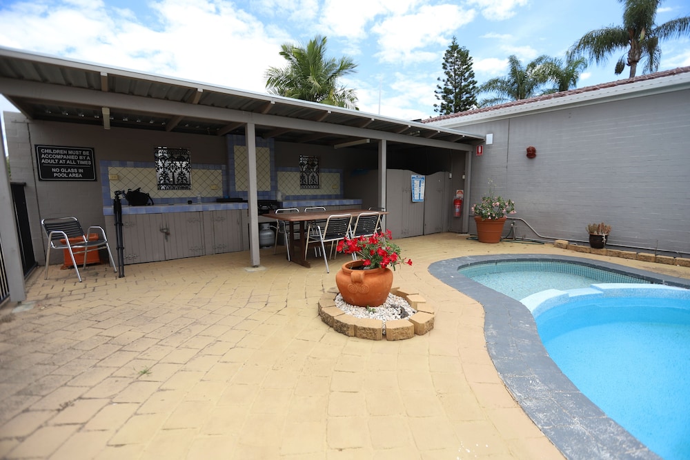 the town house motor inn