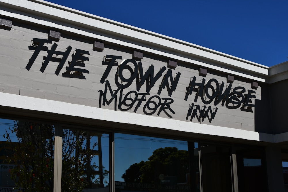 the town house motor inn