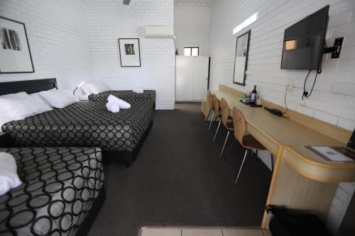 the town house motor inn