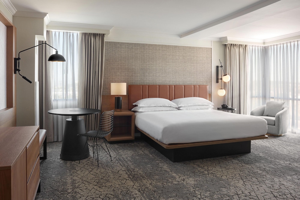 Sheraton Parkway Toronto North Hotel & Suites,North York>>Markham,4 star