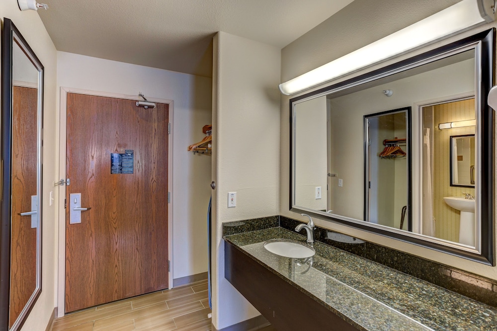holiday inn express and suites montrose