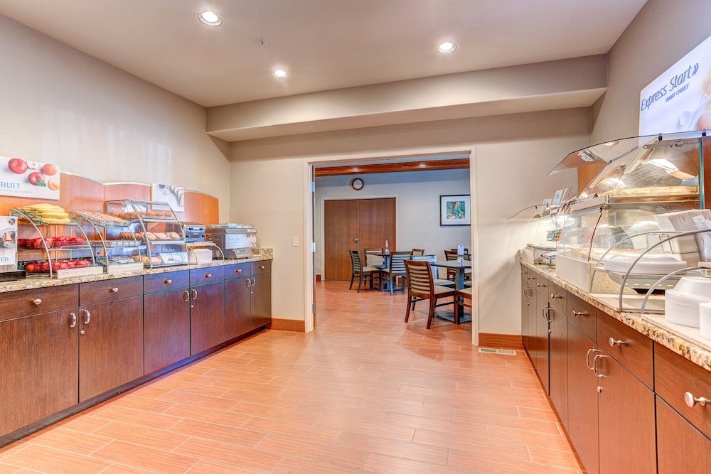 holiday inn express and suites montrose