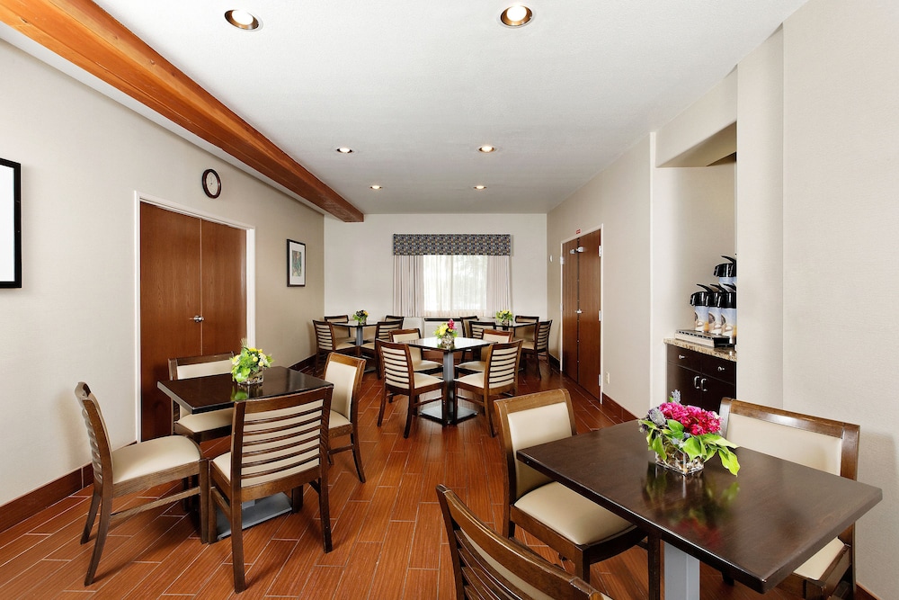 holiday inn express and suites montrose