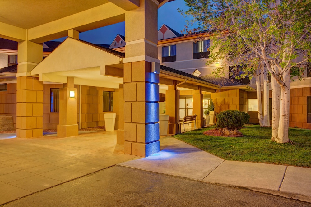 holiday inn express and suites montrose