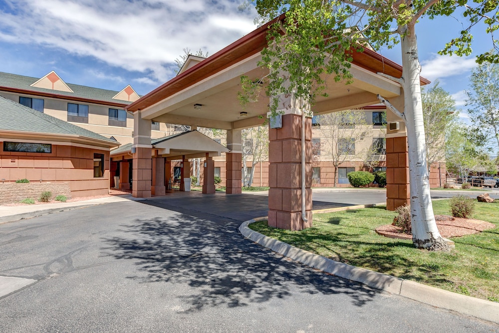 holiday inn express and suites montrose