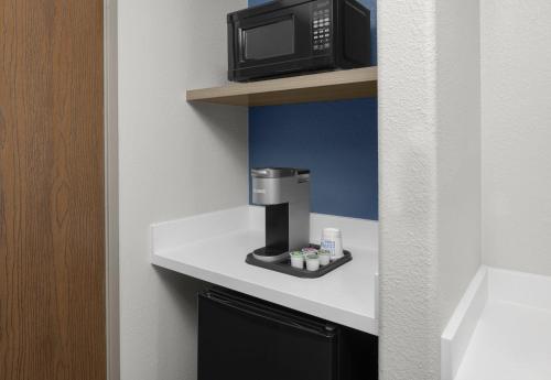 holiday inn express and suites montrose