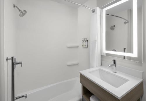 holiday inn express and suites montrose
