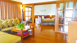 birds and bees resort