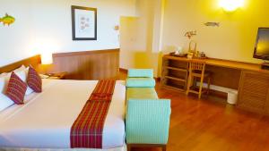 birds and bees resort