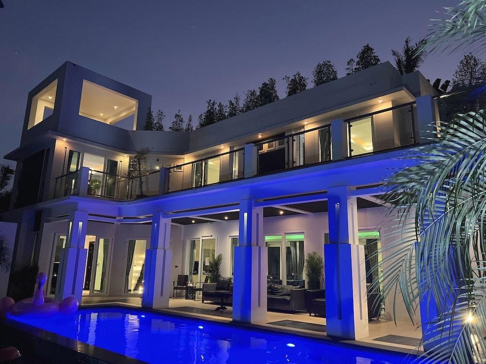 premium pool villa pattaya