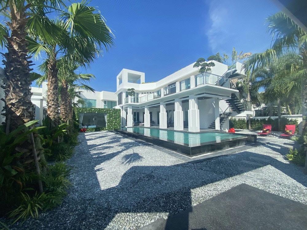 premium pool villa pattaya