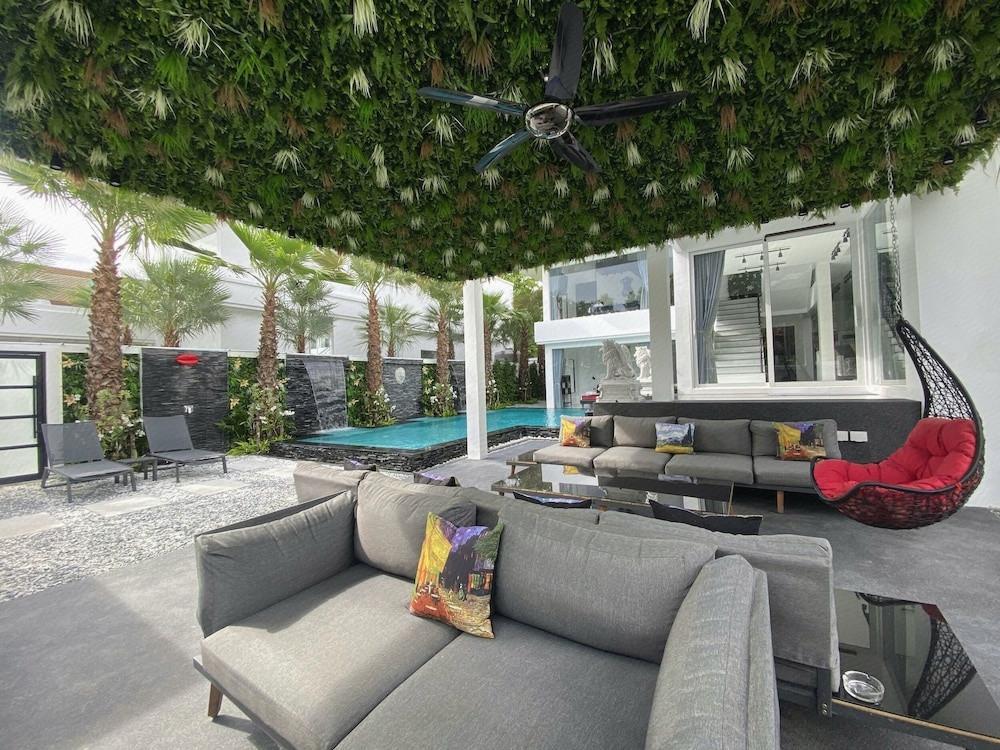 premium pool villa pattaya