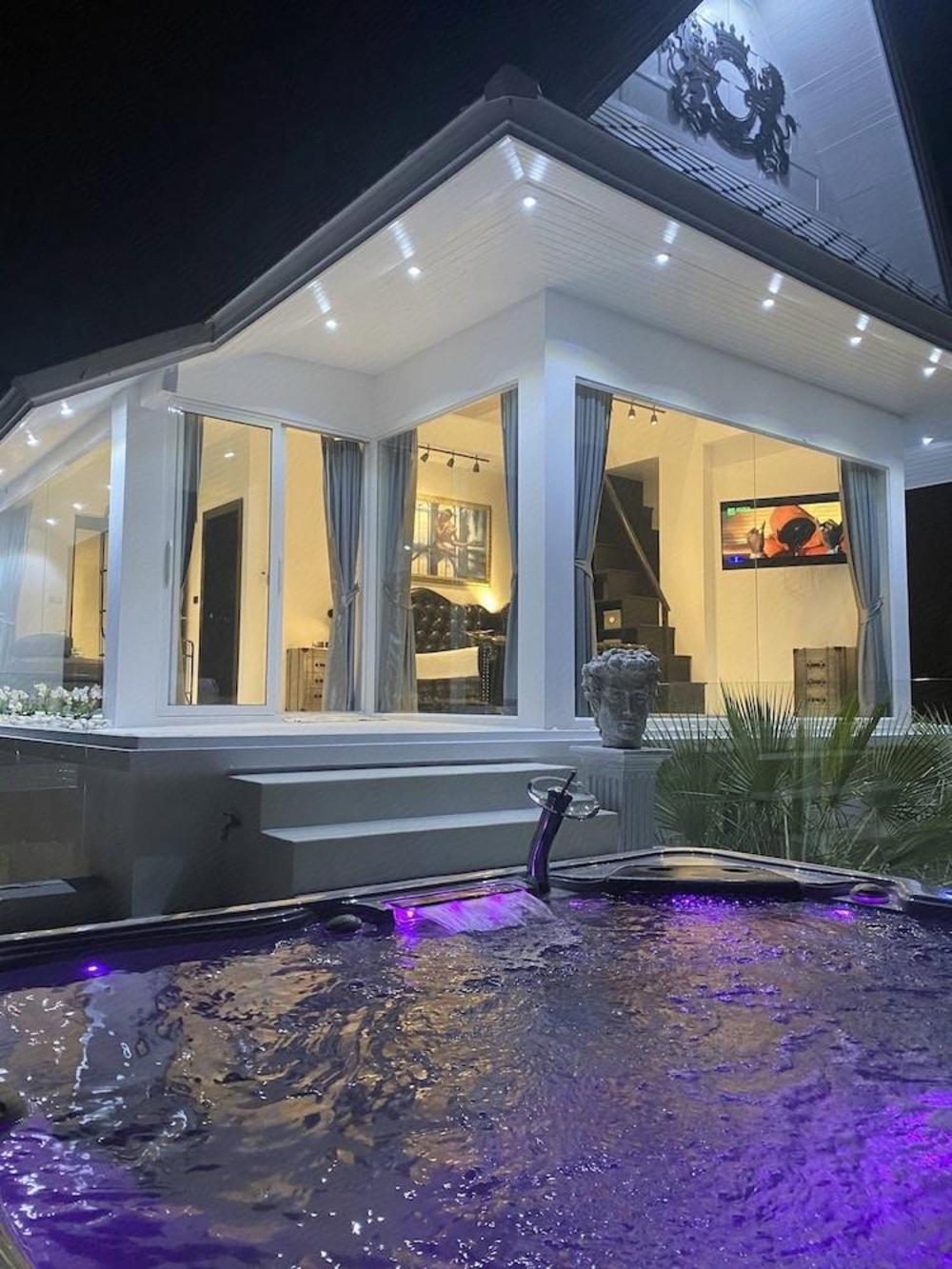 premium pool villa pattaya
