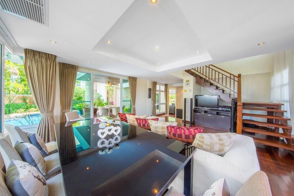 premium pool villa pattaya