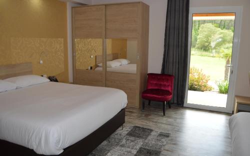 lhotel du lac casteljaloux