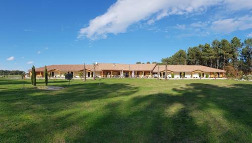lhotel du lac casteljaloux