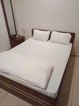 Shreeji's Hotel,Plot 379, Behind Trupti Ice Cream, Sector 16, Gandhinagar, Gujarat 382016,3 star