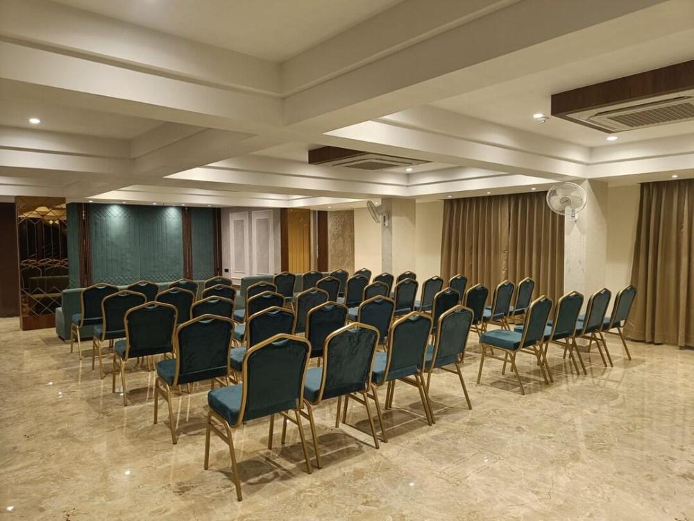 hotel lavish inn