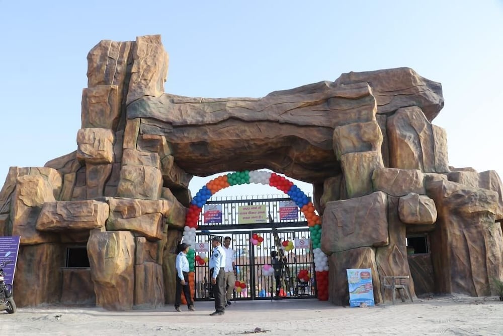 hotel aqua fun king land haveli