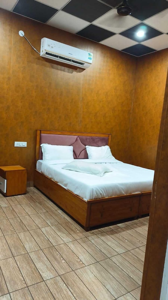 hotel aqua fun king land haveli