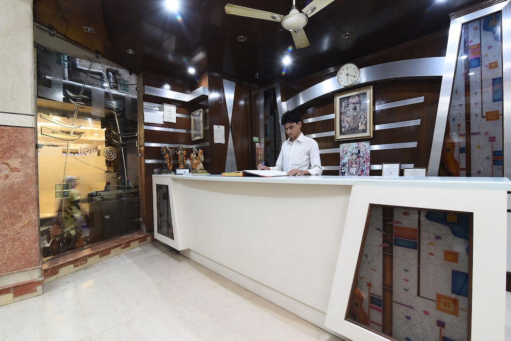 Hotel Ratandeep,7864/3A Arakashan Road, Street No. 6, Paharganj, Delhi 110055,3 star