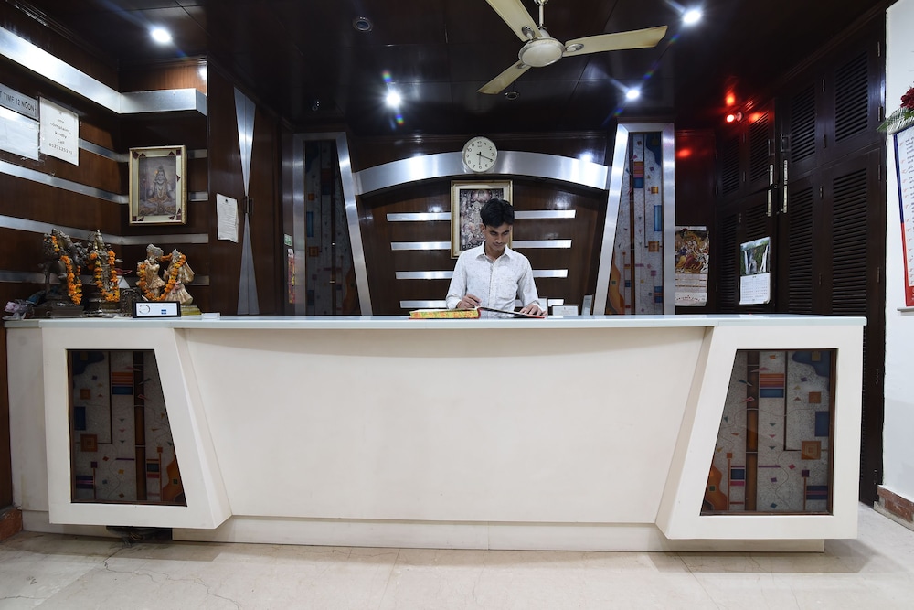 Hotel Ratandeep,7864/3A Arakashan Road, Street No. 6, Paharganj, Delhi 110055,3 star