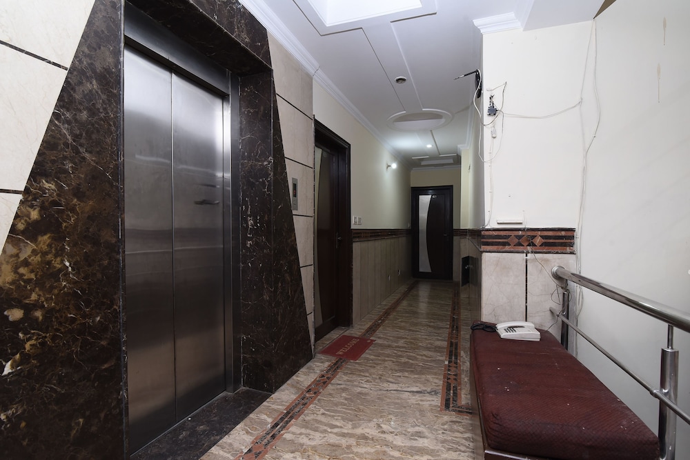 Hotel Ratandeep,7864/3A Arakashan Road, Street No. 6, Paharganj, Delhi 110055,3 star