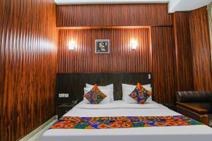 Swasno By Rivlet,J -10/7, Opp. Sahara Mall, Near Metro Piller-83, Dlf Phase 2, Sector 25, Gurugram, Sarhol, Haryana 122002,3 star