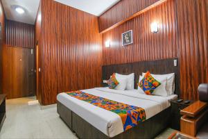 Swasno By Rivlet,J -10/7, Opp. Sahara Mall, Near Metro Piller-83, Dlf Phase 2, Sector 25, Gurugram, Sarhol, Haryana 122002,3 star