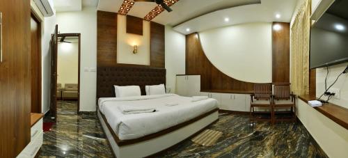 Hotel Nivetha Inn,Kalveerampalayam,3 star