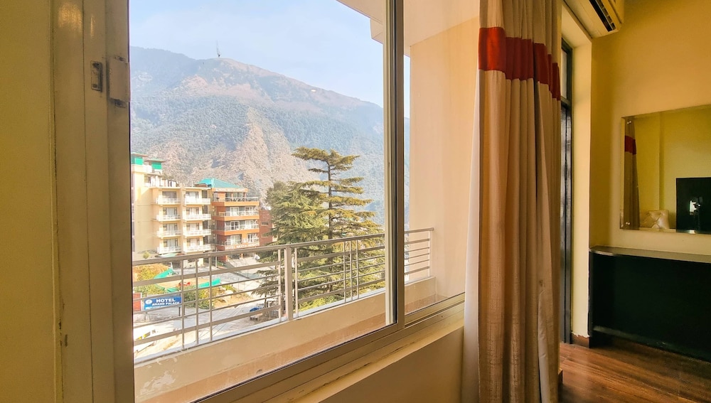 hotel triund heights