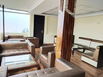 hotel triund heights