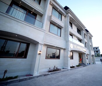 the imperial prime clarks inn suites