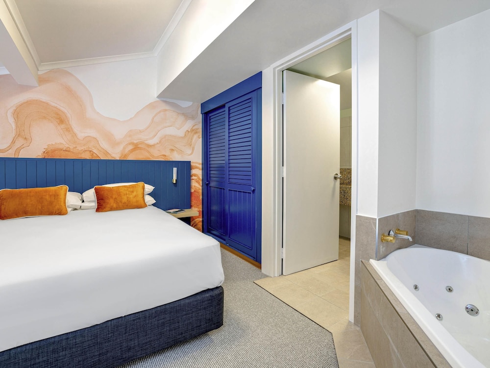 mercure cairns