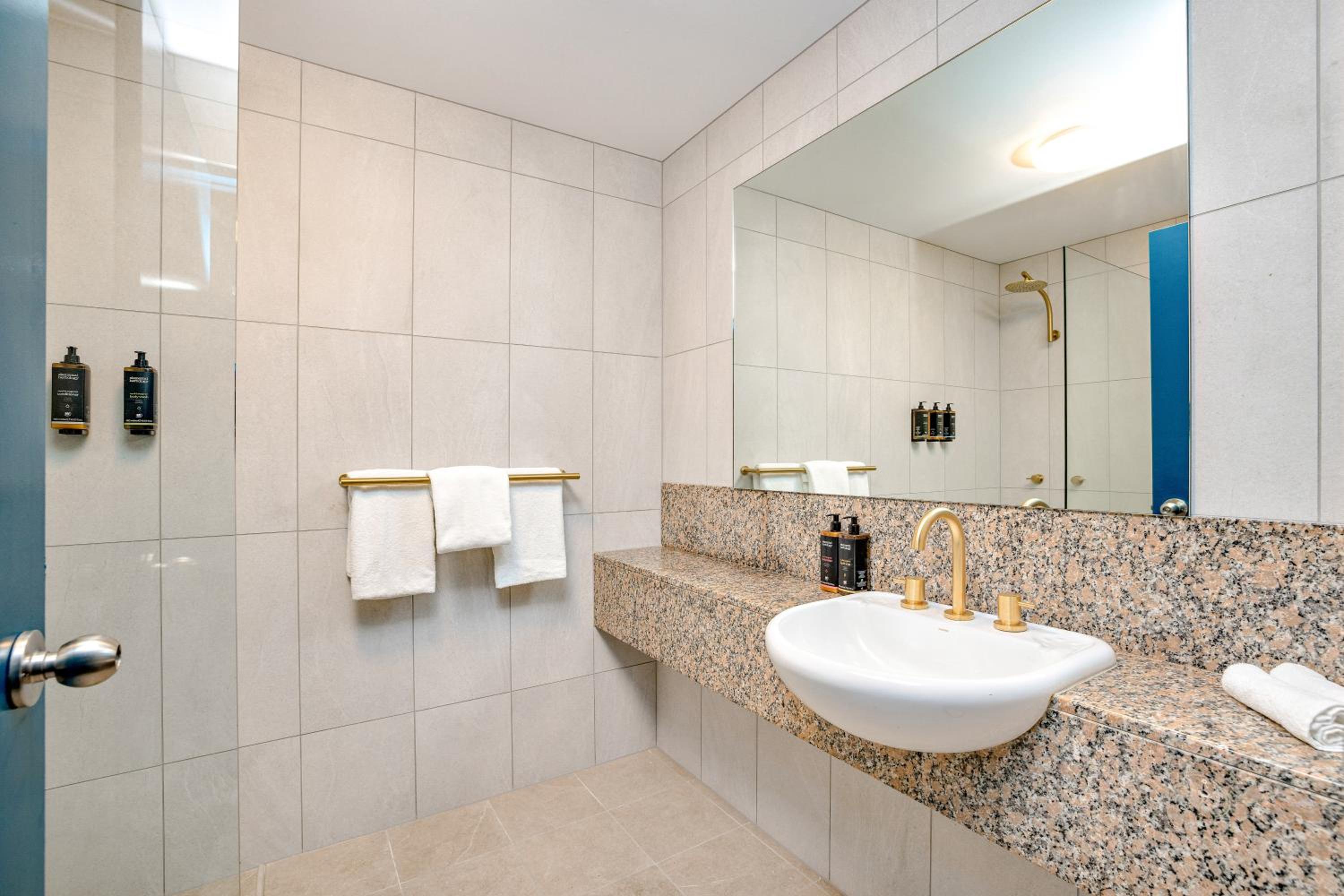 mercure cairns