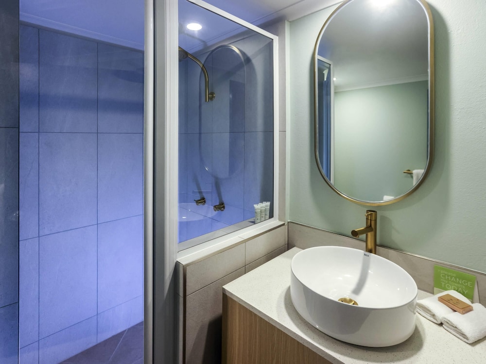 mercure cairns