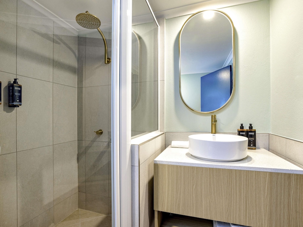 mercure cairns