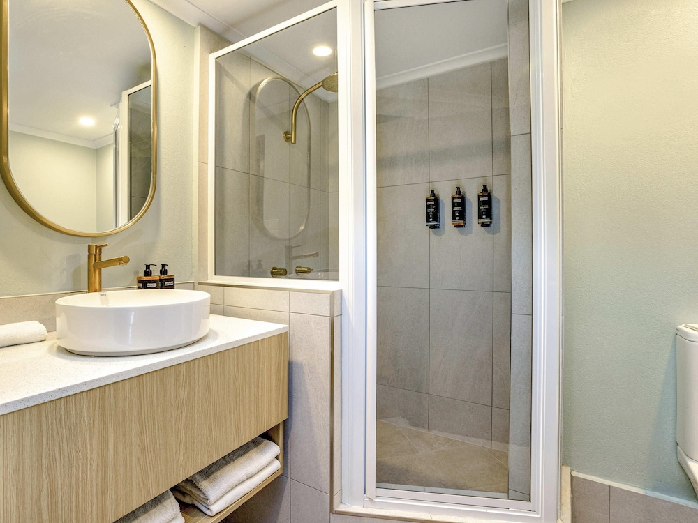 mercure cairns