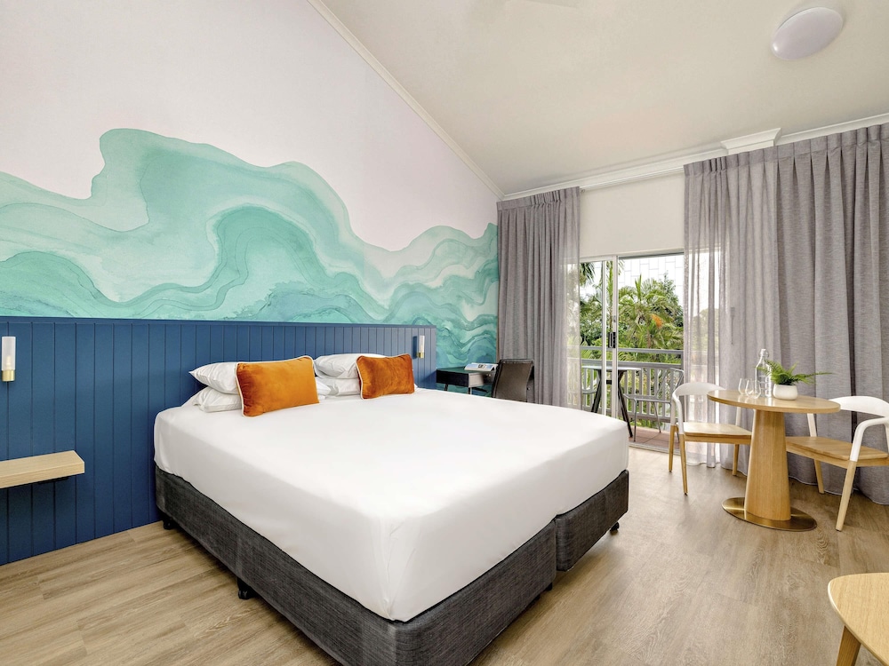 mercure cairns