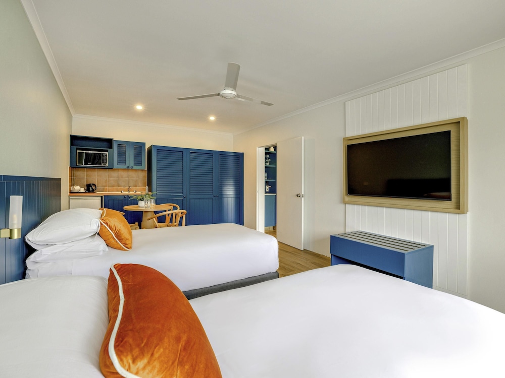 mercure cairns