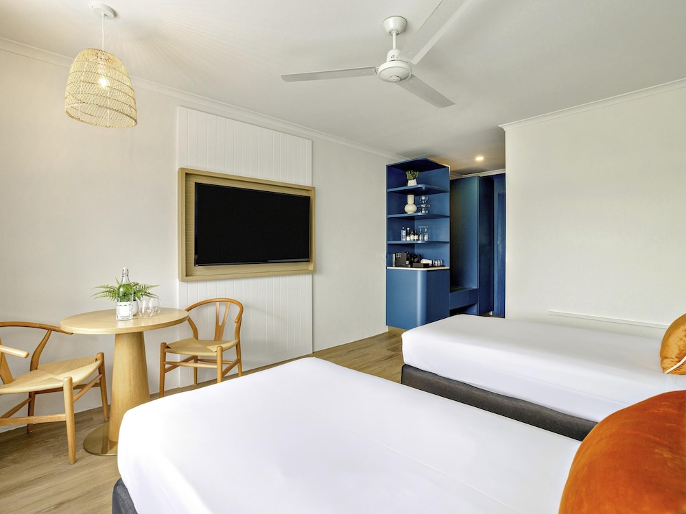 mercure cairns
