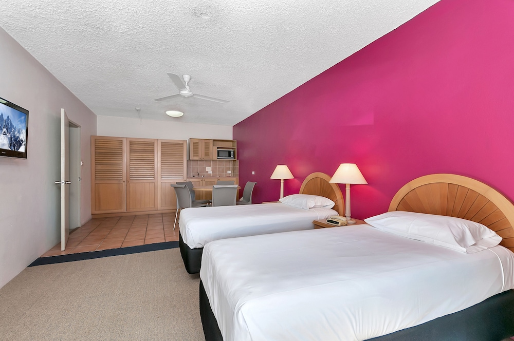 mercure cairns