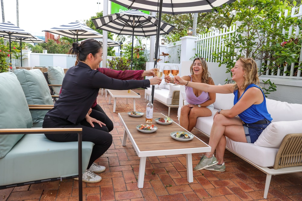mercure cairns