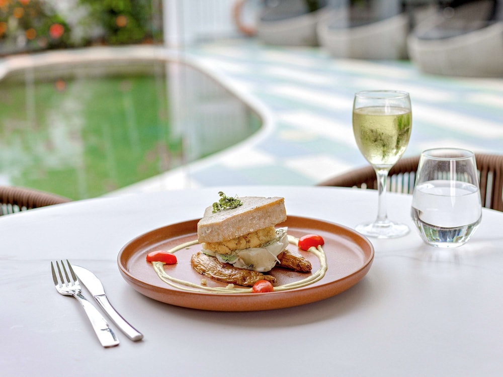 mercure cairns