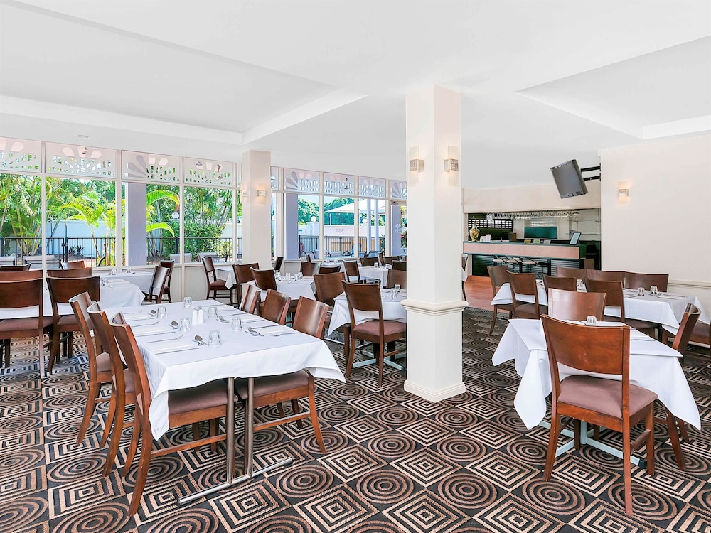 mercure cairns