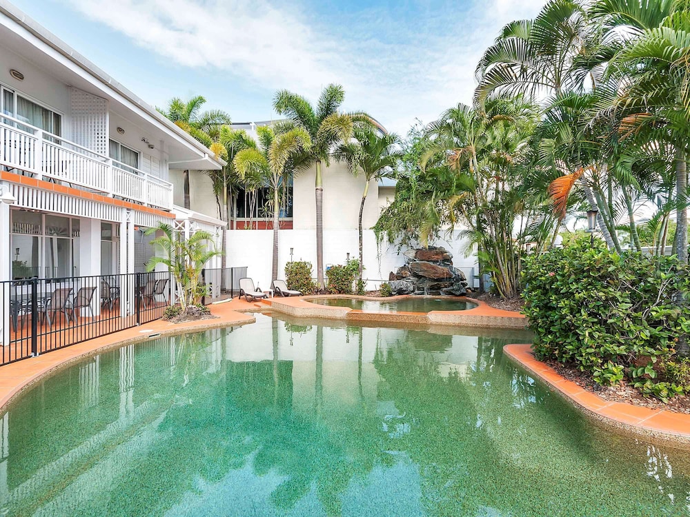 mercure cairns