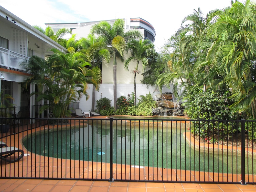 mercure cairns